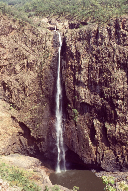 089_wandern_zum_wasserfall.jpg
