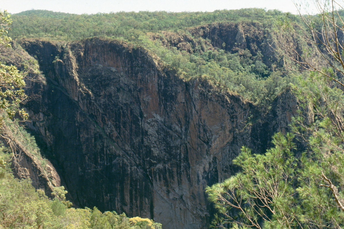 090_tiefe_schlucht.jpg