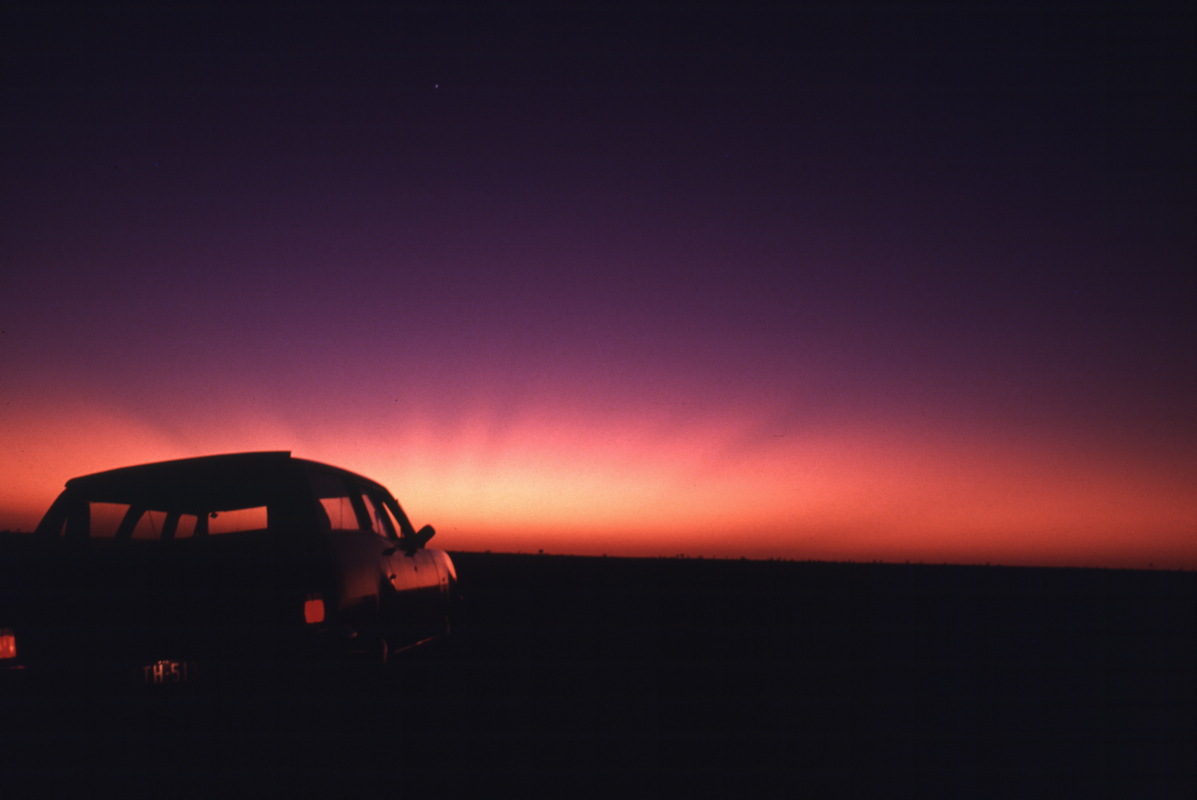 156_auto_mit_abendrot.jpg