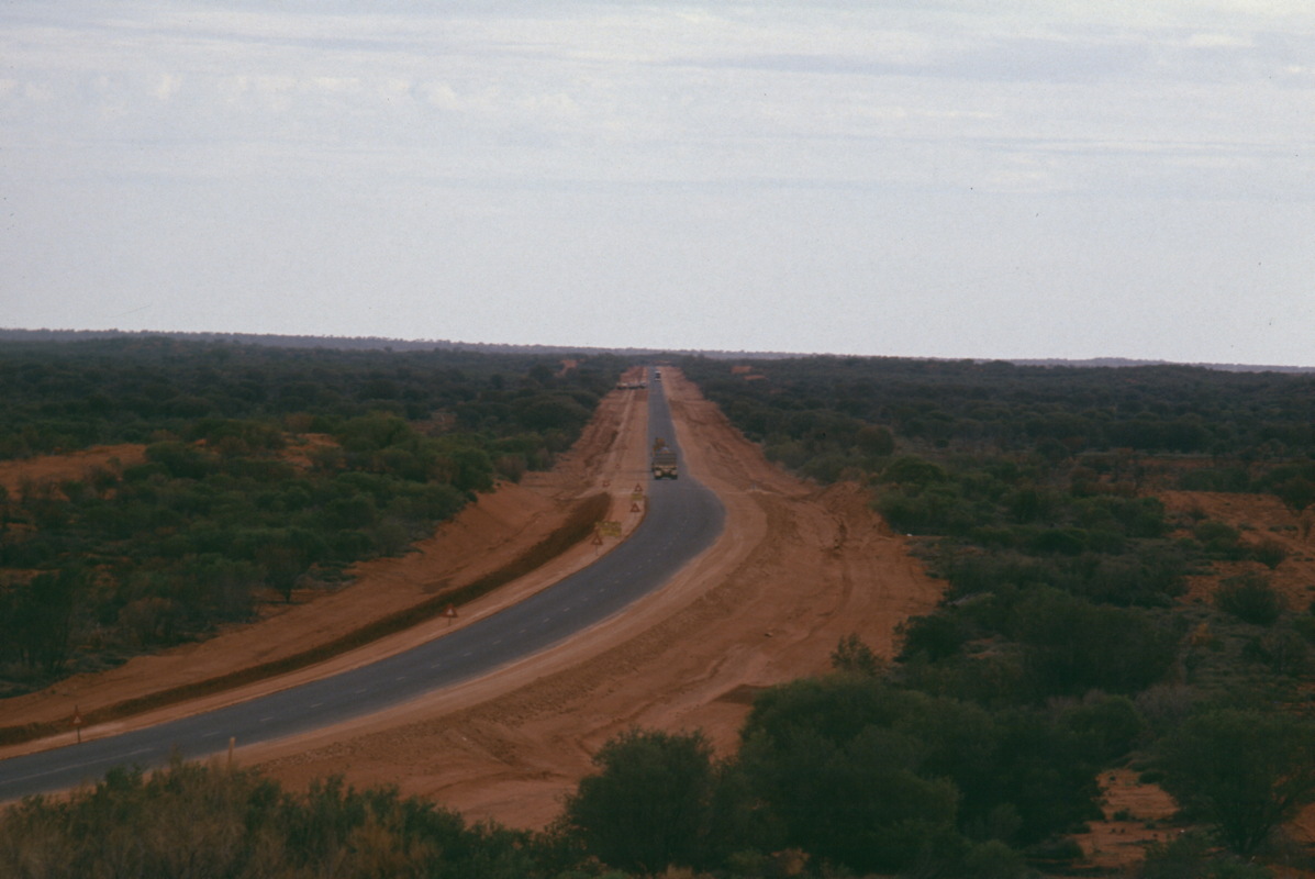 177_strasse_zum_ayers_rock.jpg