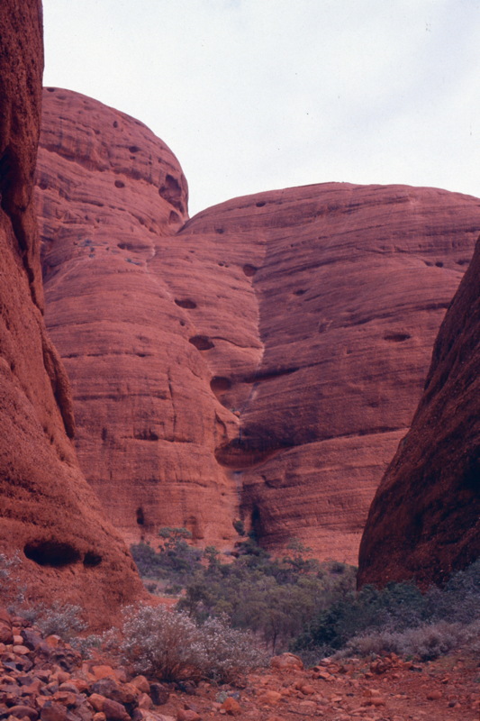 231_zwischen_runden_felsen.jpg