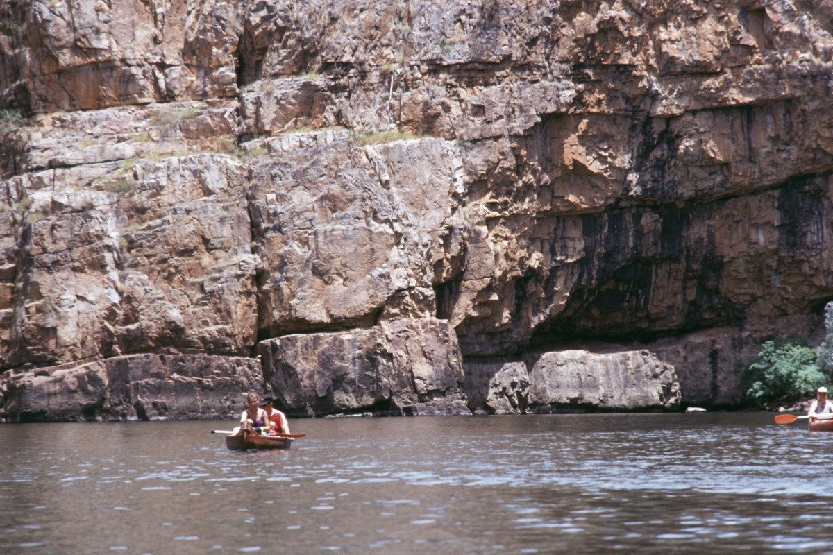 287_kanu_vor_felsen.jpg