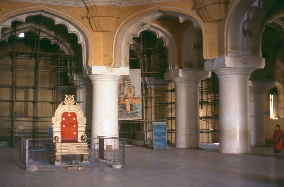 066_in_der_thronhalle.jpg