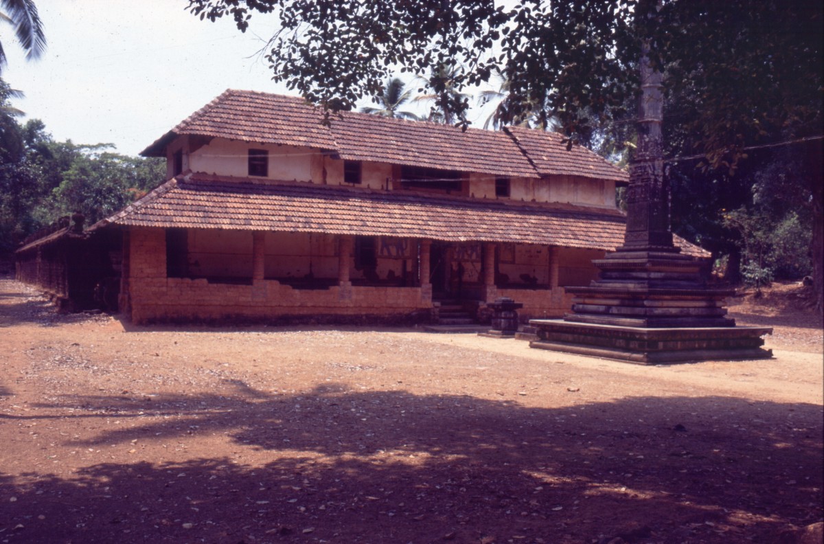 395_draussen_vor_dem_tempel.jpg