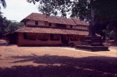 395_draussen_vor_dem_tempel.jpg