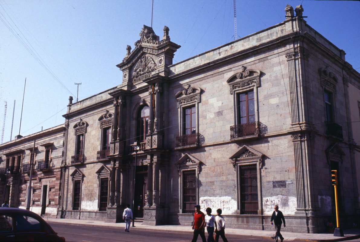156_universitaetsgebaeude.jpg