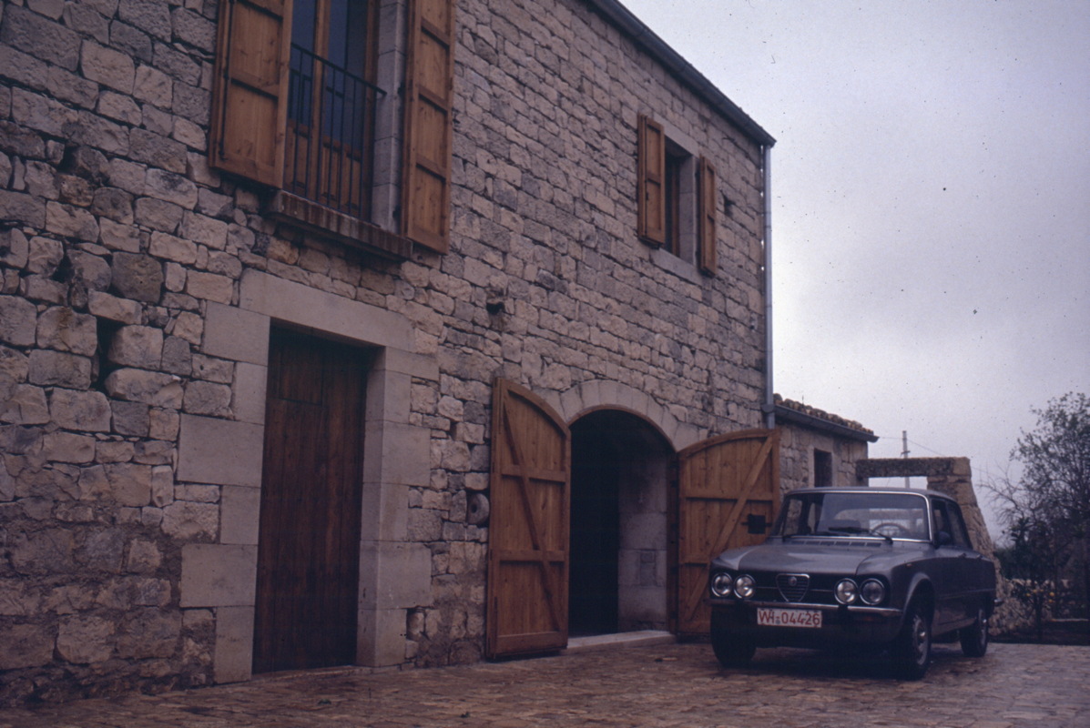 004_vor_dem_haus.jpg