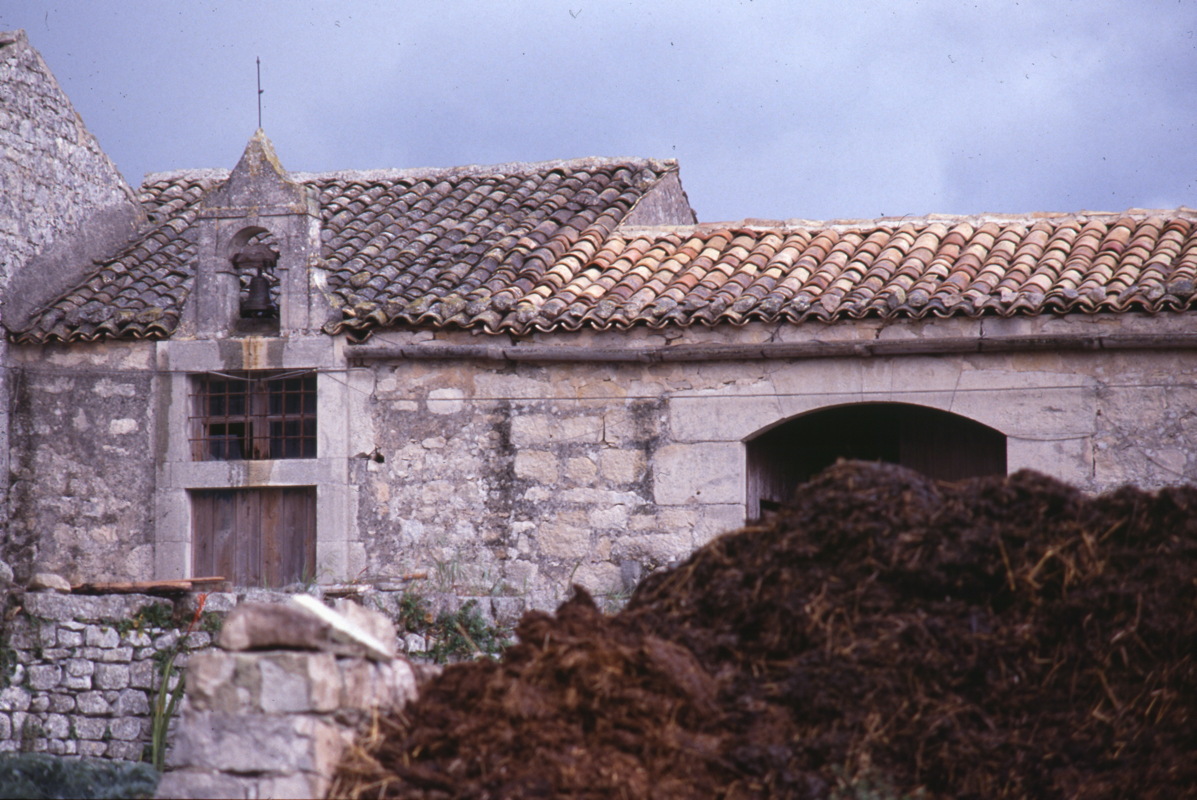 042_kapelle_und_misthaufen.jpg