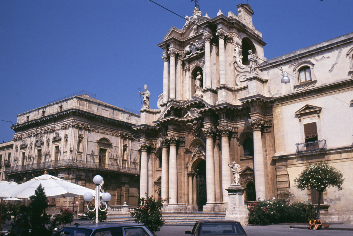 042_vor_der_kirche.jpg