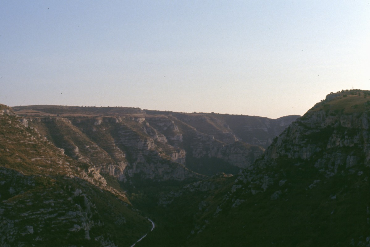 023_blick_in_die_schlucht.jpg