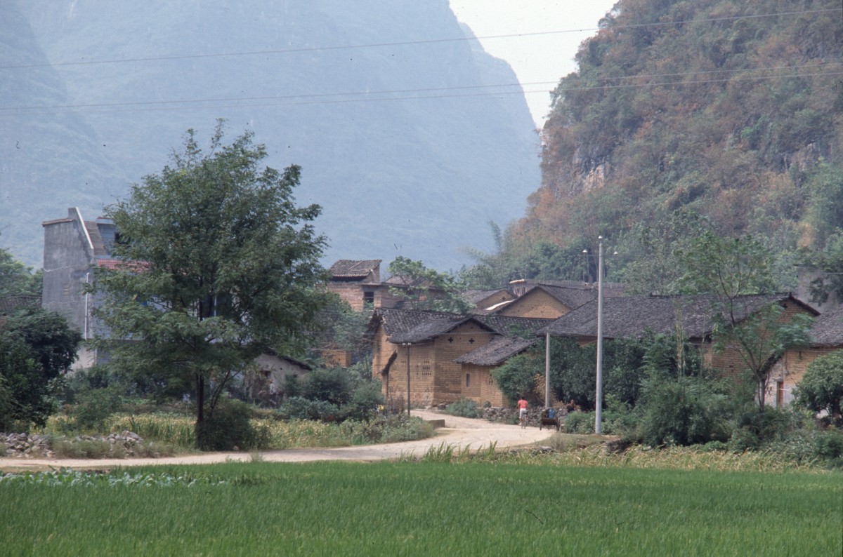 199_dorf_zwischen_huegeln.jpg