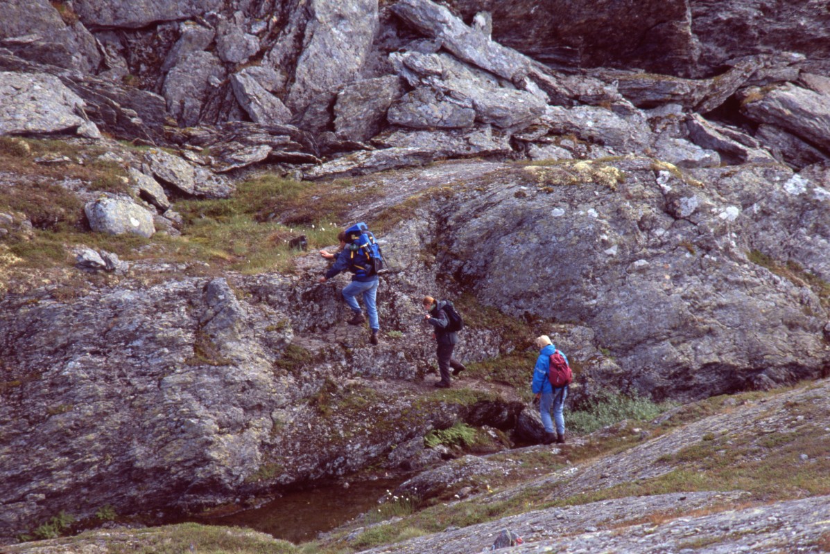 063_zwischen_den_felsen.jpg