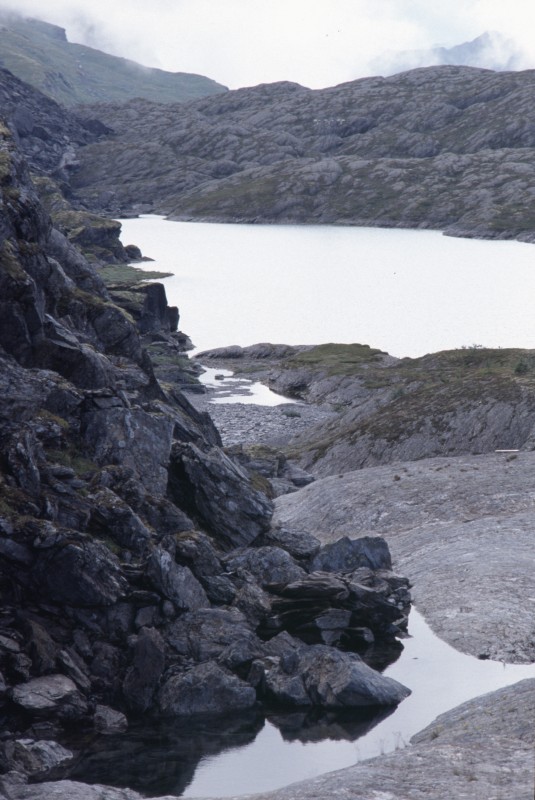 065_oberhalb_des_sees.jpg