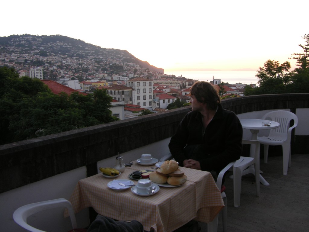 151_fruehstueck_auf_terrasse.jpg