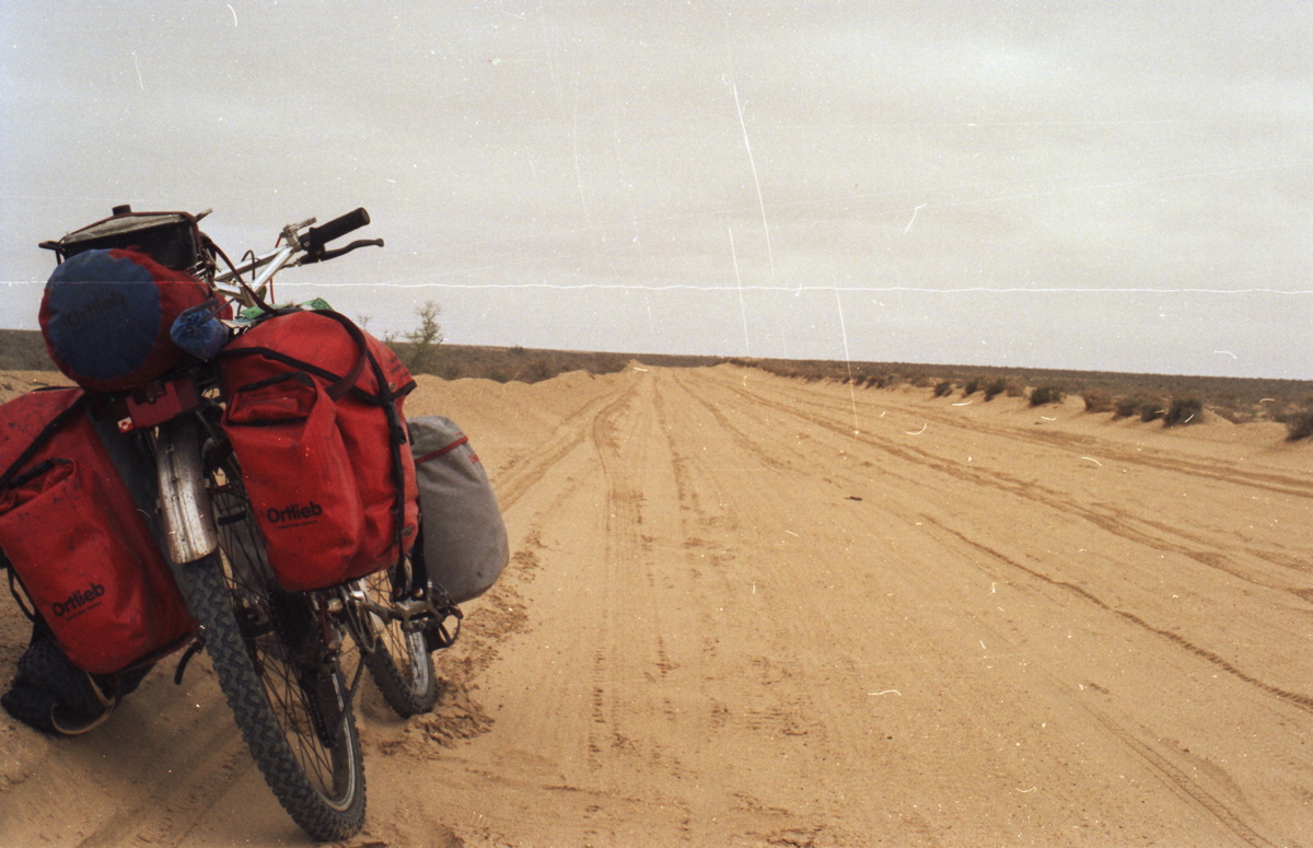 264_das_bike_im_sand.jpg