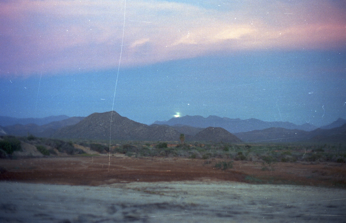 298_mond_hinter_bergen.jpg