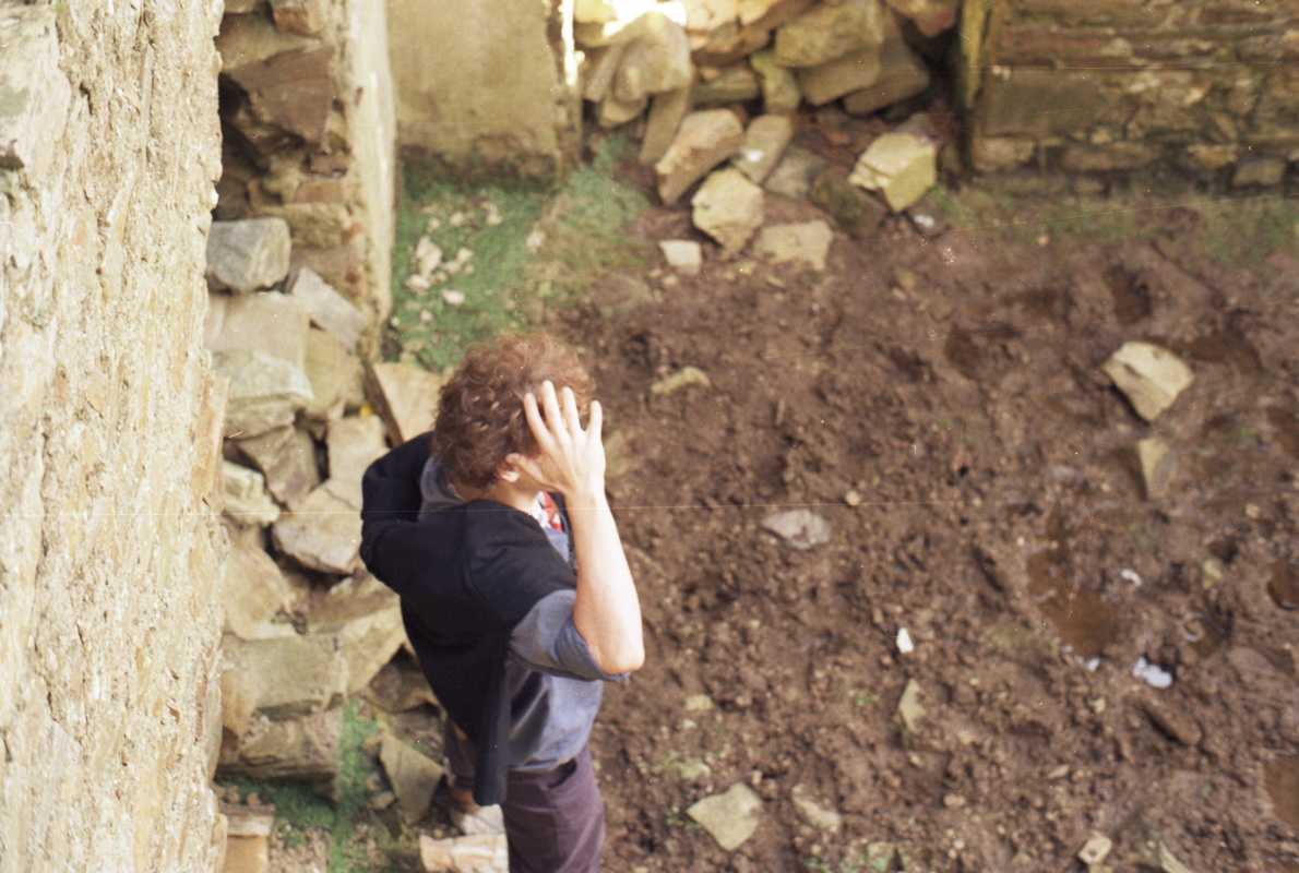 007-aaron_in_der_ruine.jpg