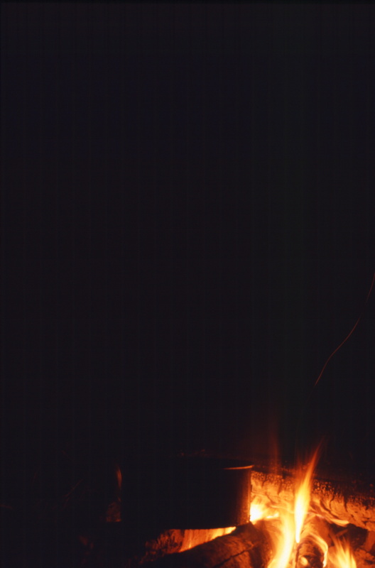 065_nochmal_lagerfeuer.jpg