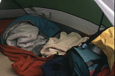 035_buntes_zeug_im_zelt.jpg