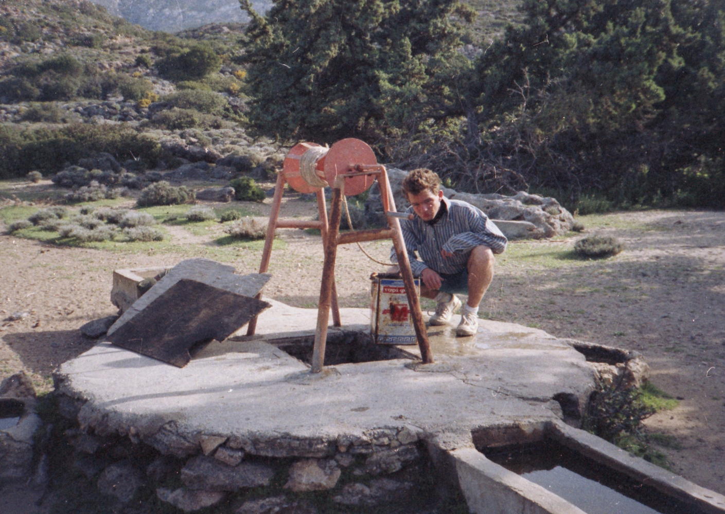 029_oli_am_brunnen.jpg