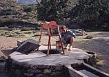 029_oli_am_brunnen.jpg