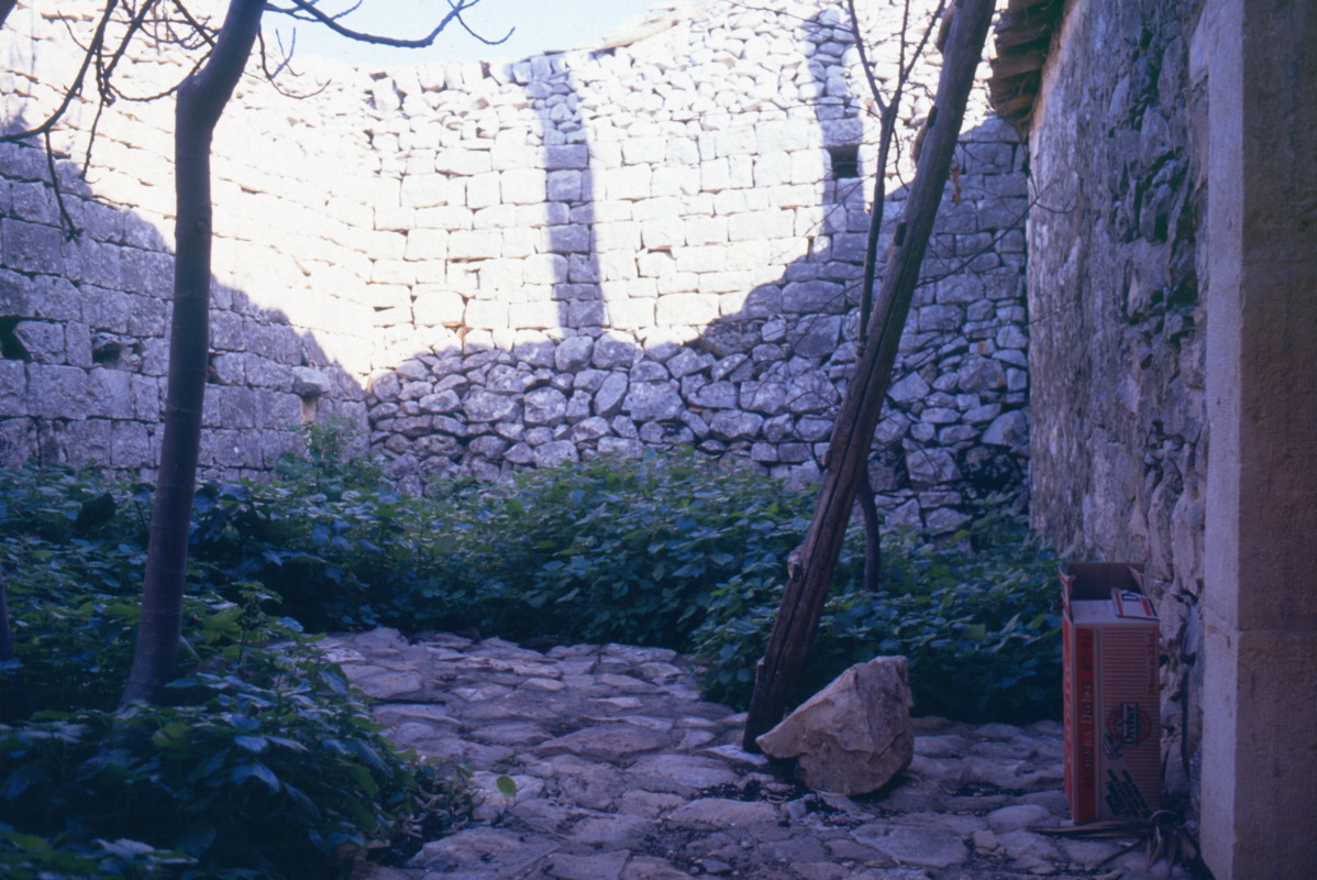 025_hinter_der_kueche.jpg