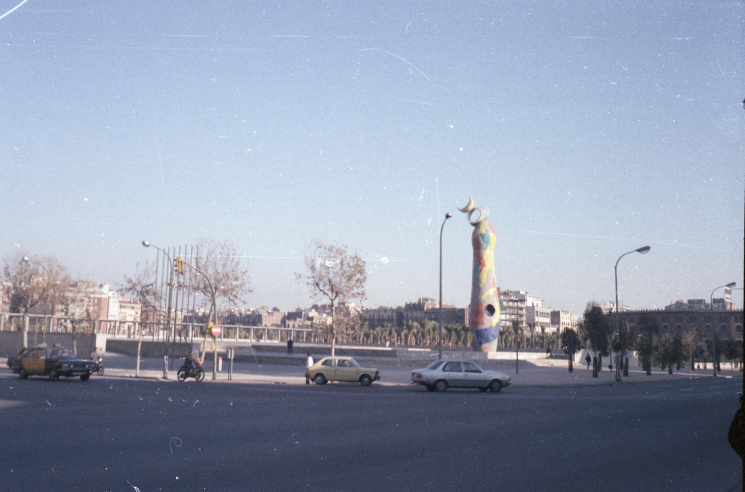 022-platz_mit_skulptur.jpg