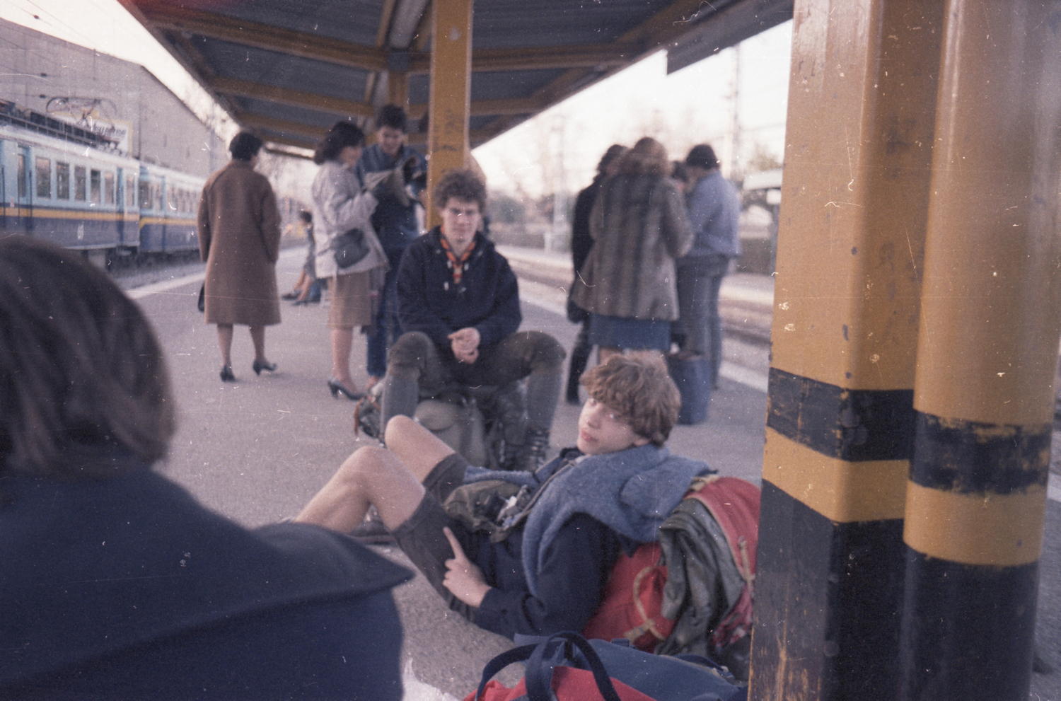 025-warten_am_bahnhof.jpg