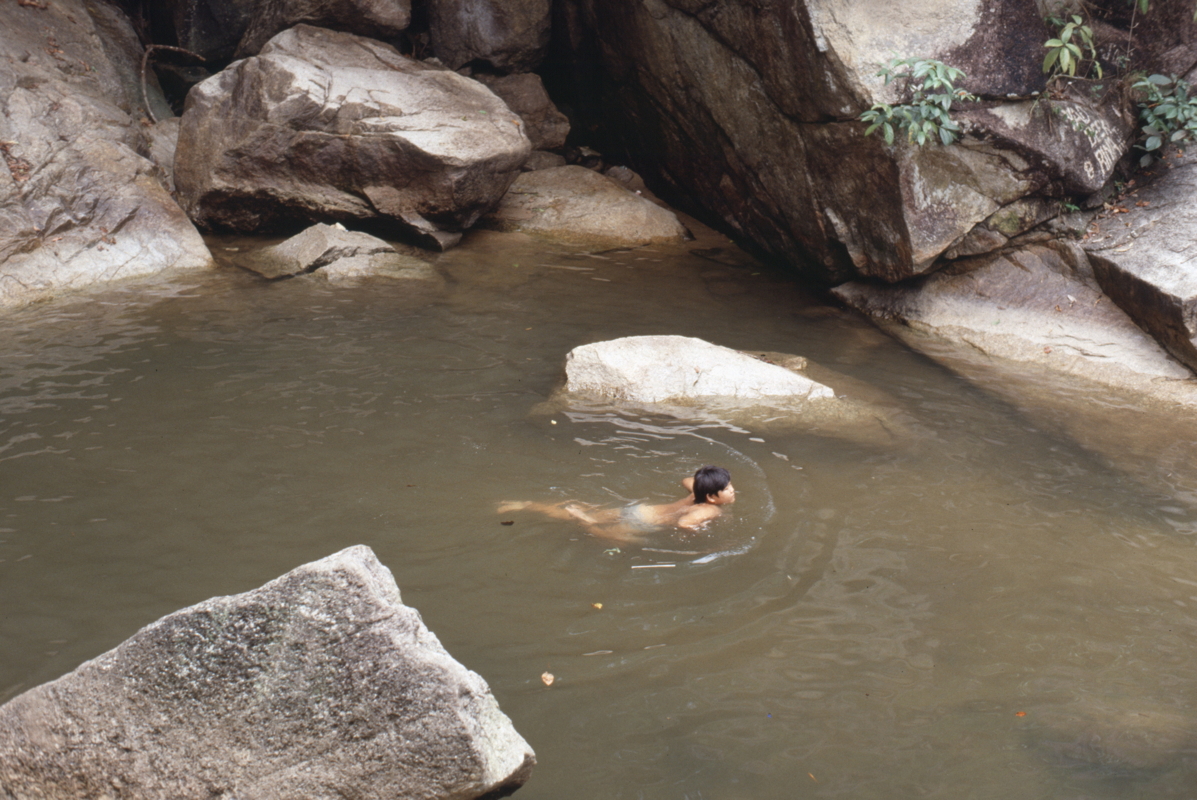 040_schwimmen_im_bach.jpg